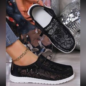 NWT Comfortable Lace Shoes